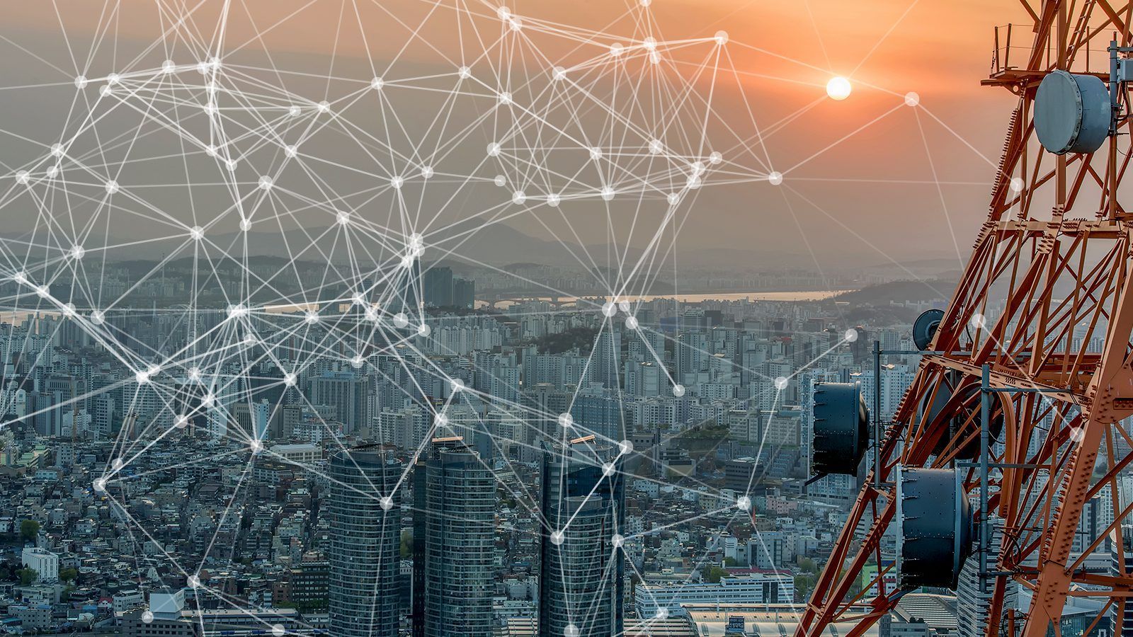 Infraestructura de telecomunicaciones conectando una ciudad